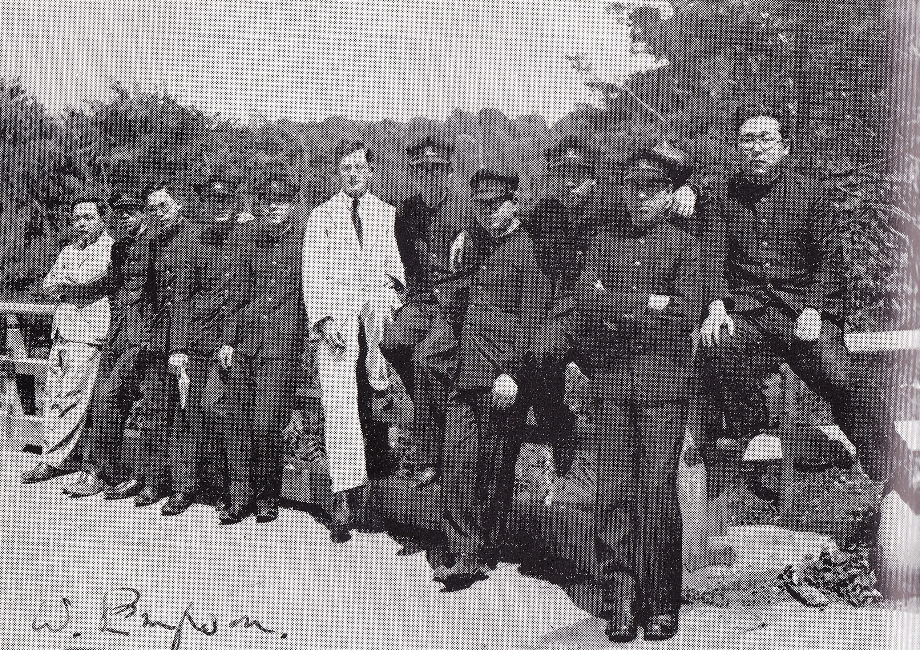 威廉·燕卜荪与东京文理科大学学生的合照。当时大概是1932年，地点为占春园，位于今天东京的文京区的庭园内。图片的背景是文理科大学的校园内，燕卜荪的最左边分别是他的同事和朋友福原麟太郎。我们有幸获得研究社的许可，从福原的选集之中重印这张图片（参考『英文学評論』/『福原麟太郎著作集』10 (東京：研究社, 1969)）(图片由尤伊克.大卫/武田香乃提供)
