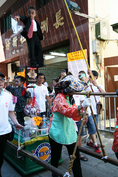 飄色、醒獅（長洲興隆街街坊會） Piu Sik, Lion Dance (Cheung Chau Hing Lung Street Kai Fong Committee)