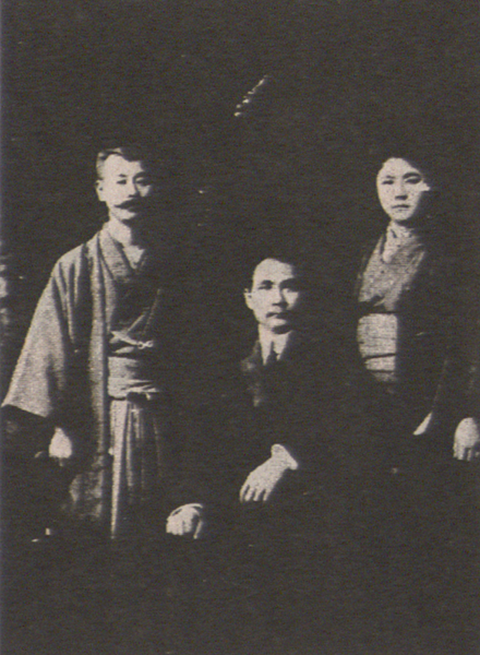 孫中山與日本關係密切，此照片為1914年3月在東京與友人梅屋莊吉夫婦合影。