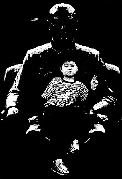 一男孩坐在位於臺灣臺北市的孫中山銅像上，報導稱孫中山為「奠基者」。