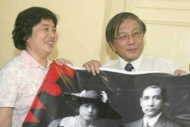 檳城州立博物館的孫中山與宋慶齡：他們的生活與遺產（Sun Yat Sen and Soong Ching Ling: Their Life and Legacy）展覽籌委會委員手執孫中山與宋慶齡兩人的合照。