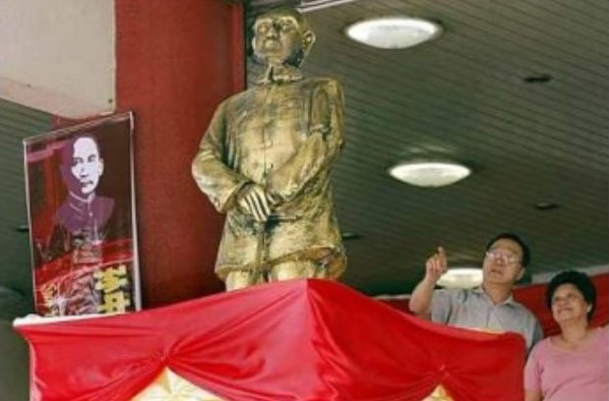 此為紀念孫中山之銅像，然報道提醒我們需留意孫中山哥哥孫眉也為中國的改變作出不少貢獻。