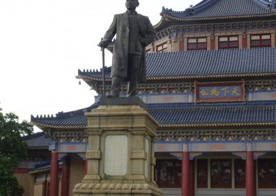廣州中山紀念堂的孫中山銅像