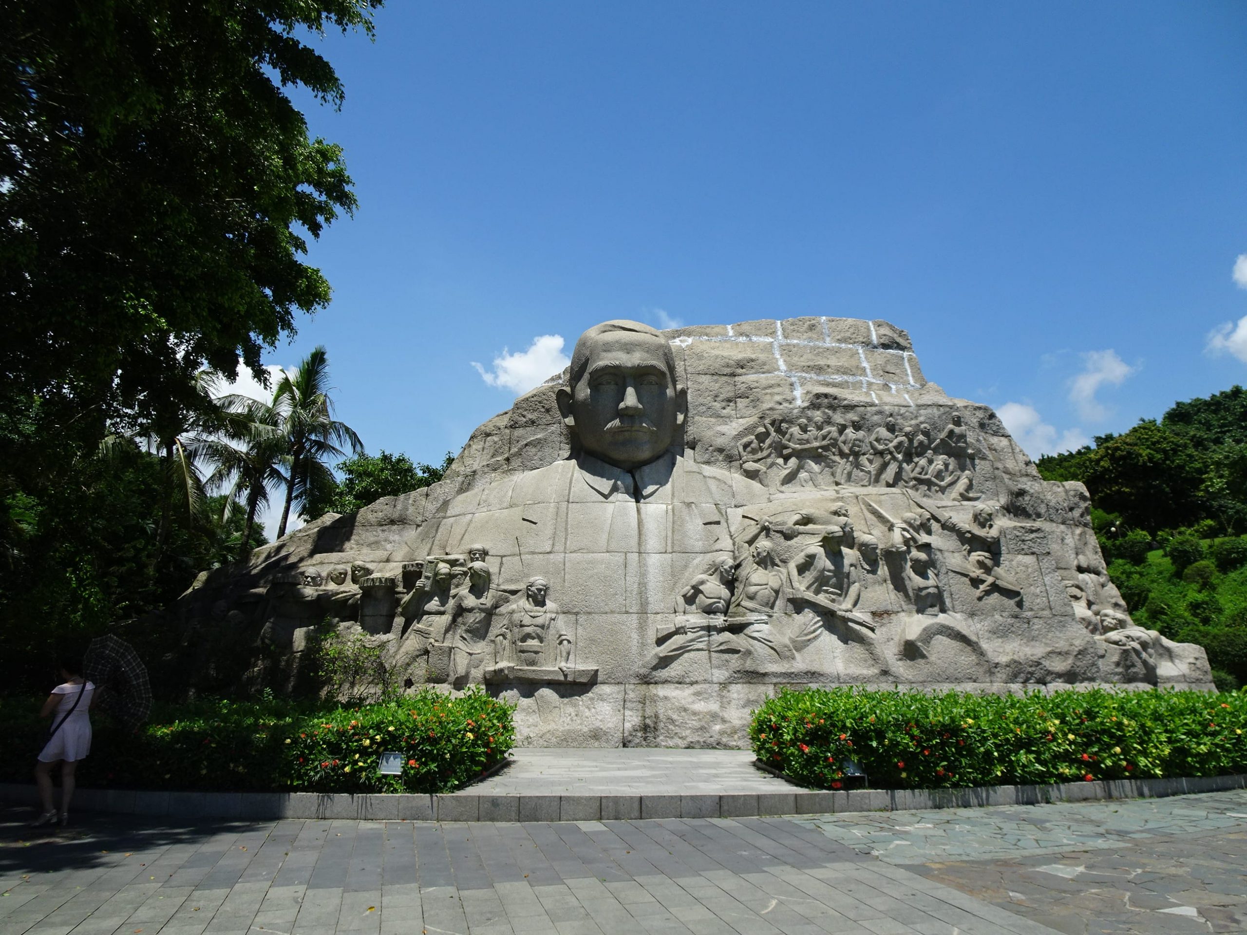 朱達誠先生曾參與深圳中山公園內的孫中山石雕的製作，圖為該石雕