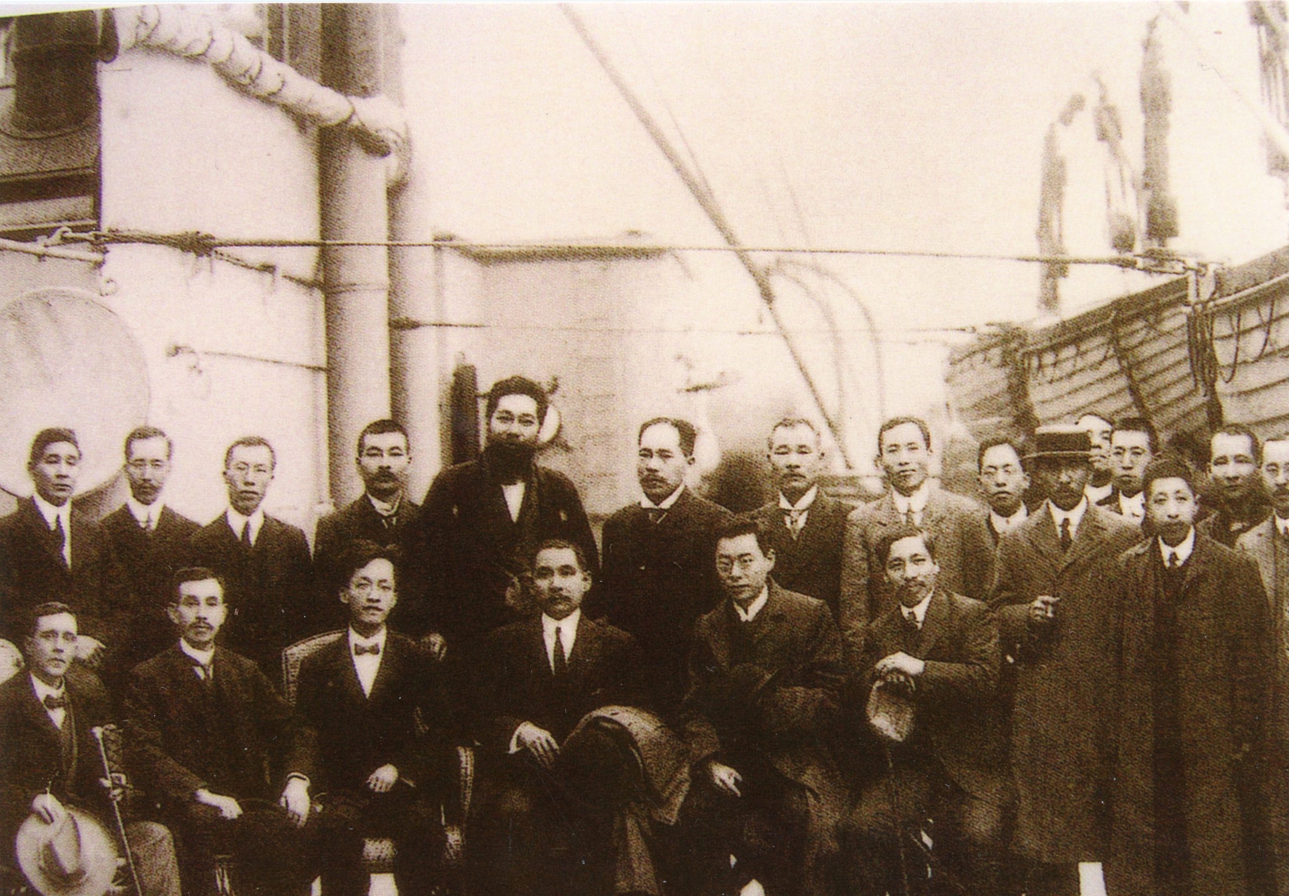 在構思銅像造型時，朱達誠先生參考了1911年12月21日孫中山先生乘坐「地雪夏號」路經香港時，在船上與友人的合照。圖為朱達誠先生提供他用作參考的照片。 