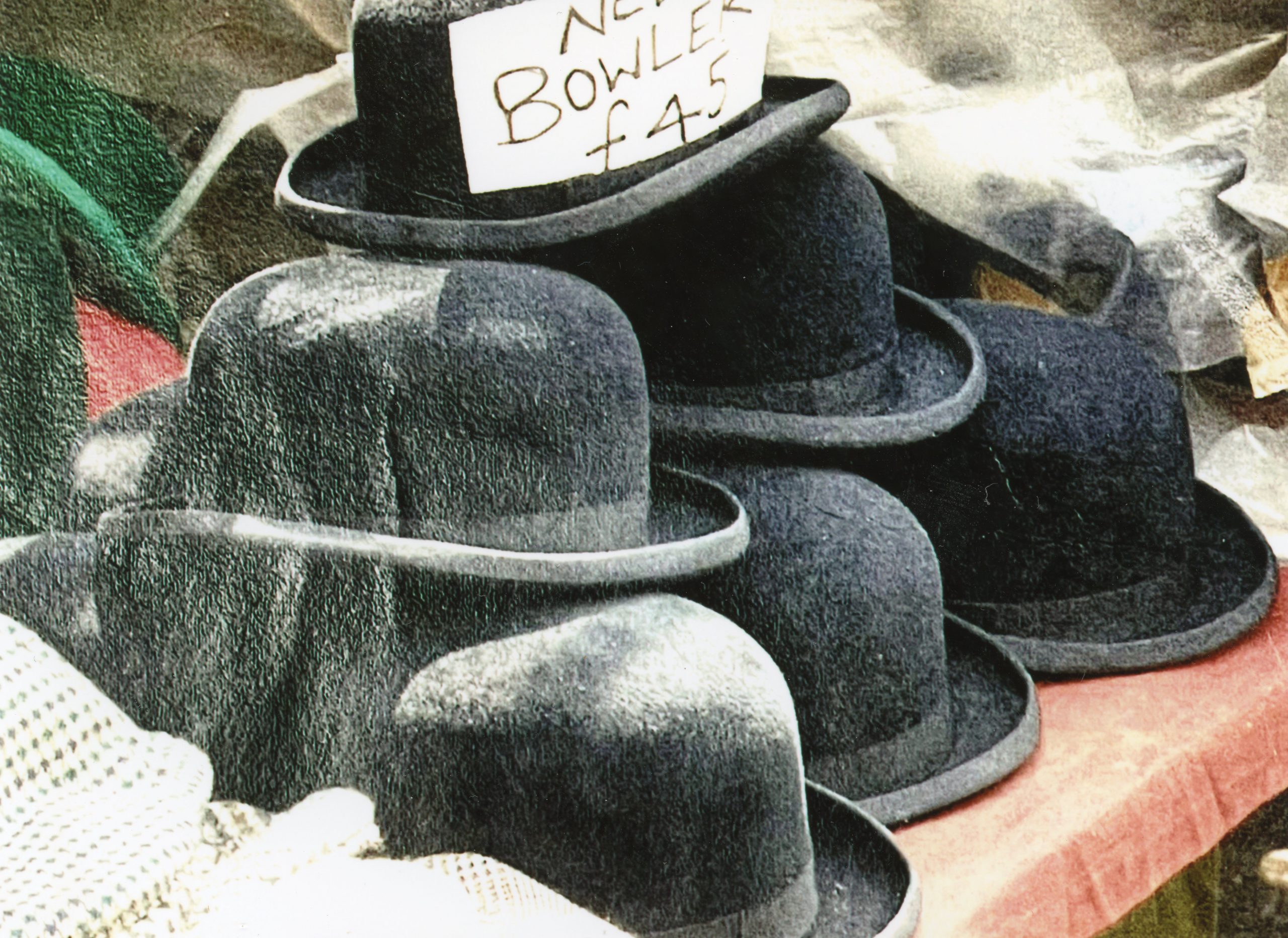 這是朱達誠先生作參考用的照片，圖為當時流行的帽子的照片。