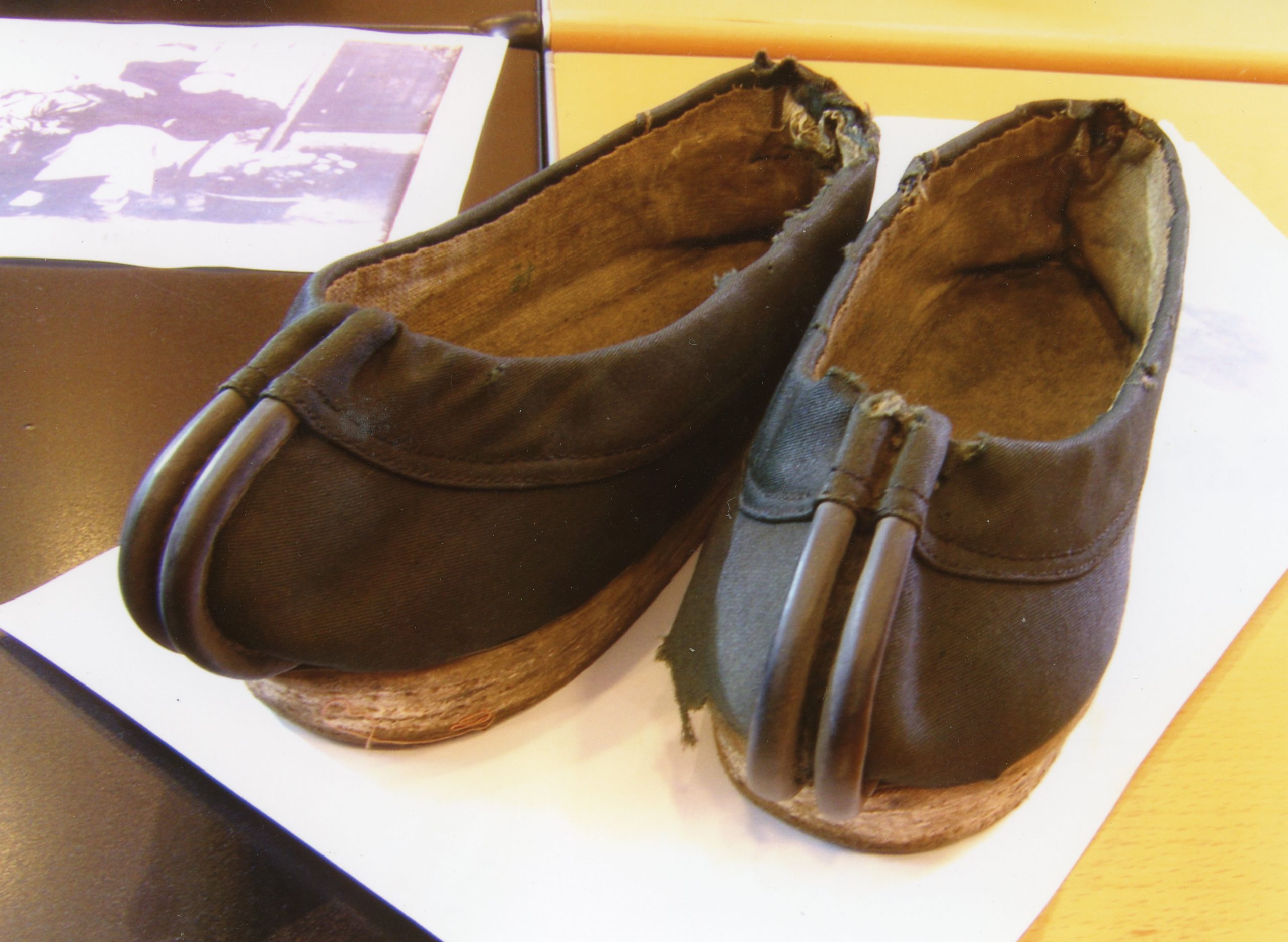 創作孫中山銅像時使用的參考照片，圖為當時流行的鞋。