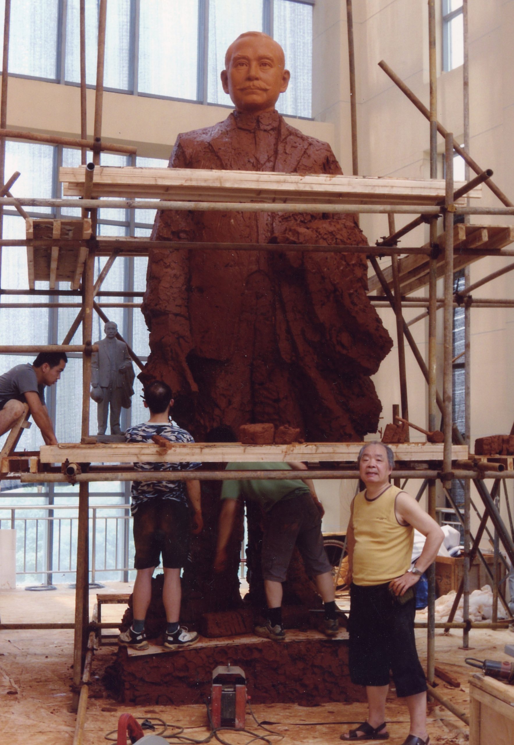 孫中山銅像製作時的留影。 