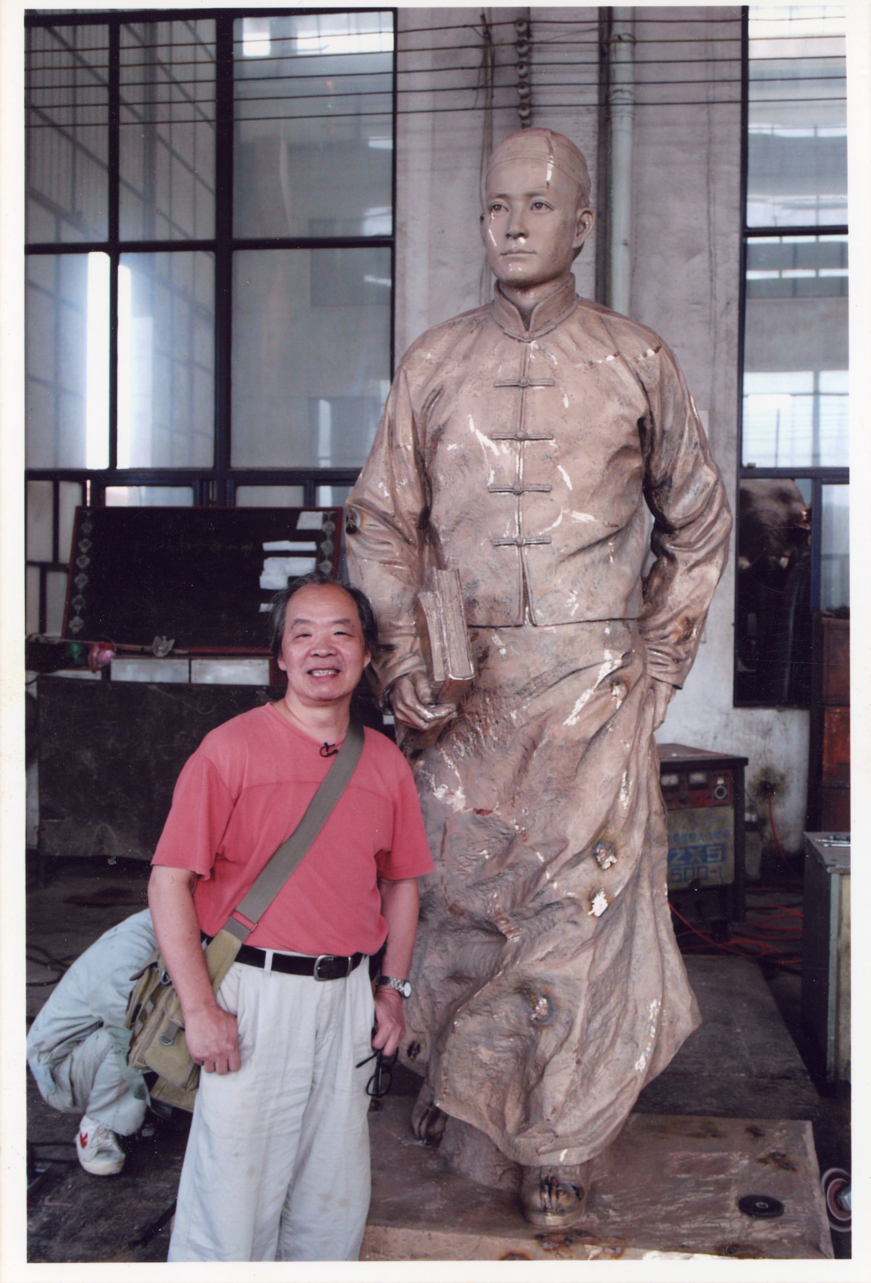 朱達誠先生與銅像的合照